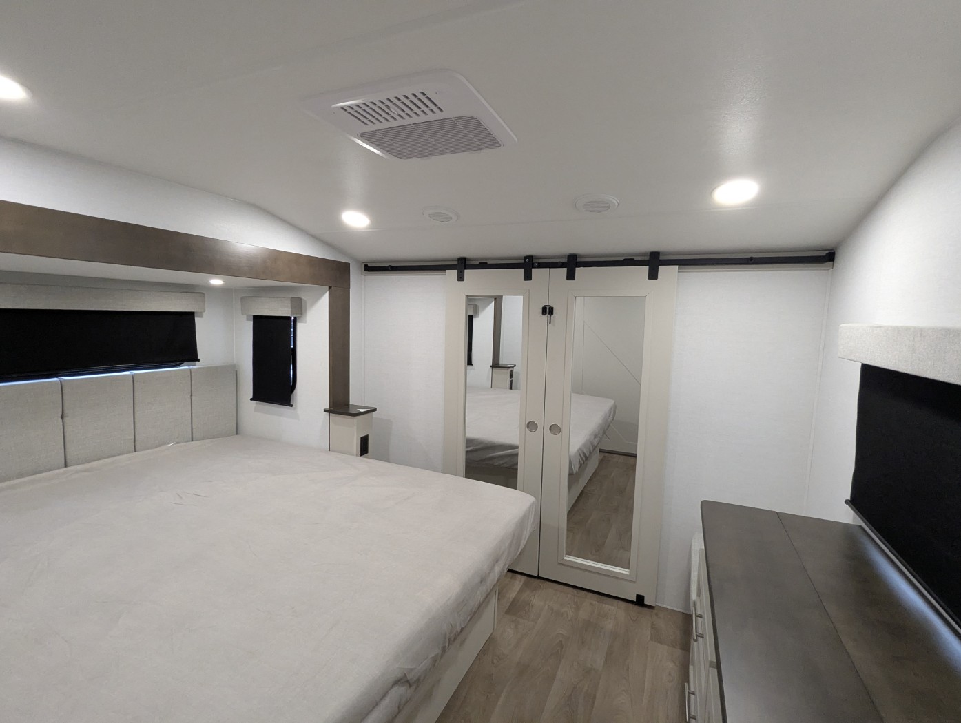 2027 Alliance RV Avenue 32RLS - Image 12