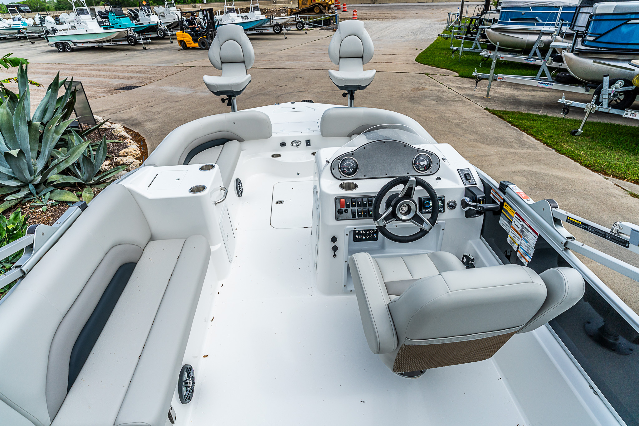 2026 HURRICANE 2026 FUNDECK 198 RE - Image 12
