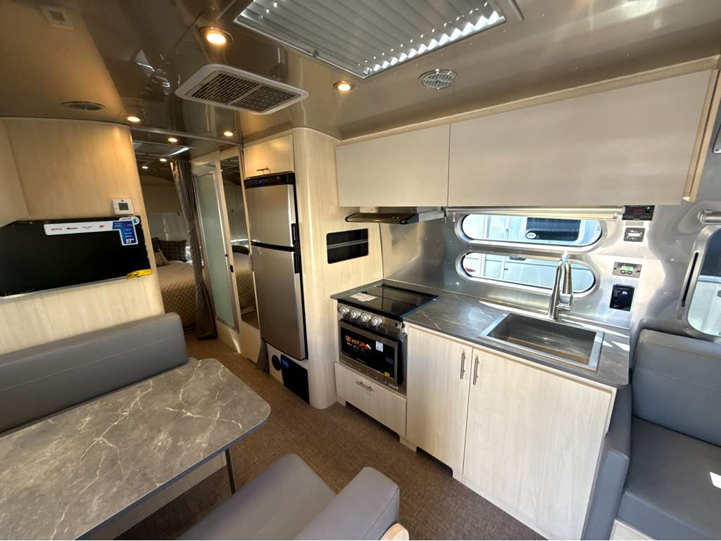 2026 AIRSTREAM FLYING CLOUD 28RBQ - Image 9