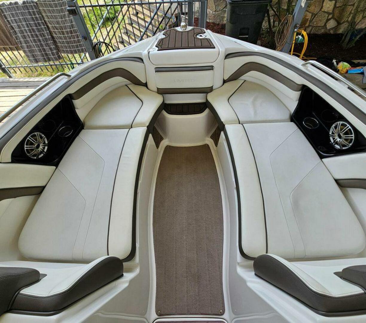 2016 Yamaha Boats 242 Limited S E-Series - Image 9