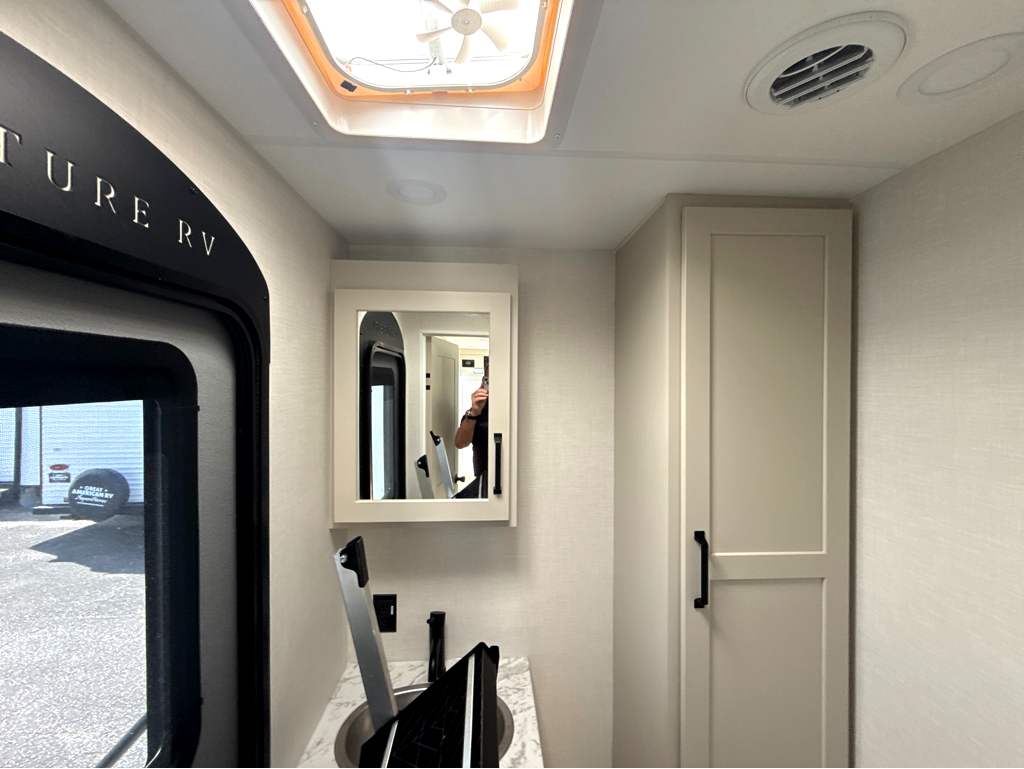 2027 VENTURE RV SPORTTREK 333VIK - Image 22
