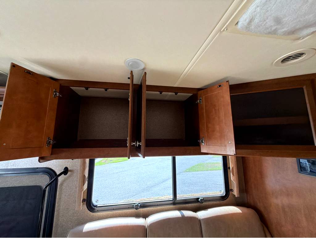 2014 THOR MOTOR COACH PALAZZO 33.2 - Image 25