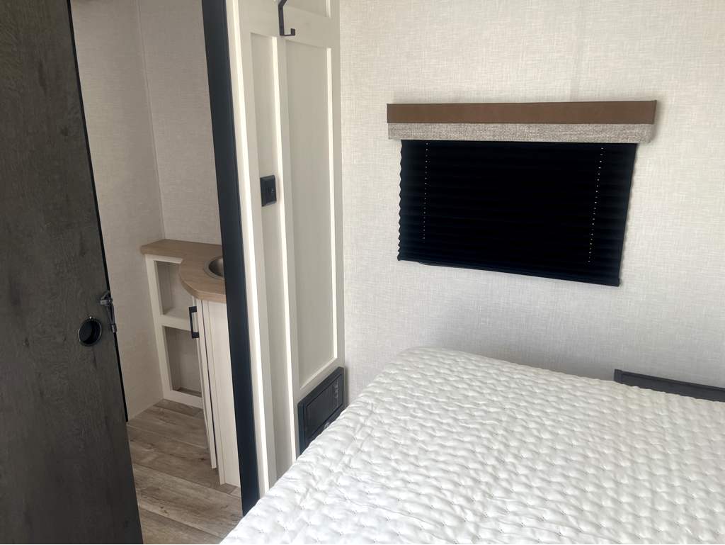 2026 VENTURE RV SIENNA 241VRD - Image 6