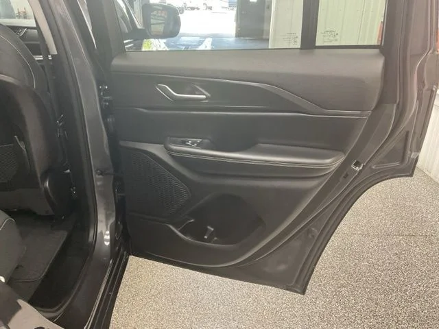 2023 Jeep Grand-Cherokee-L Laredo Altitude 4x4 - Image 22
