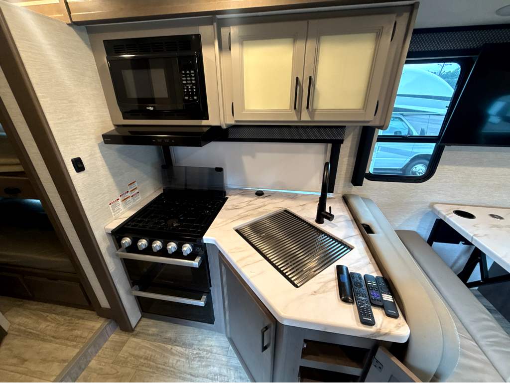 2025 Thor Motor Coach MAGNITUDE GA31 - Image 14