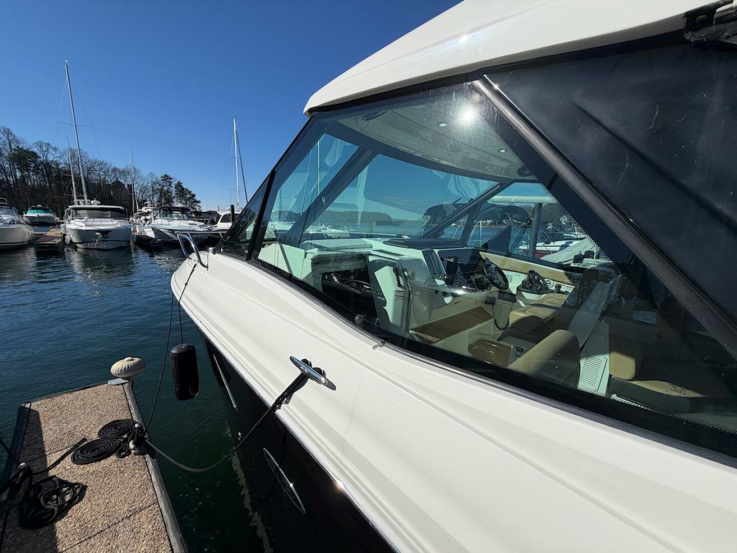 2023 Sea Ray 320 Outboard - Image 14