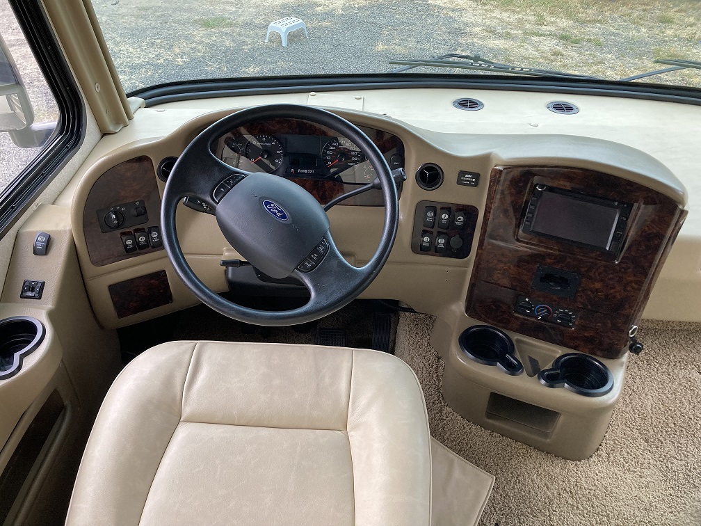 2012 Thor Motor Coach Challenger 32VS - Image 7