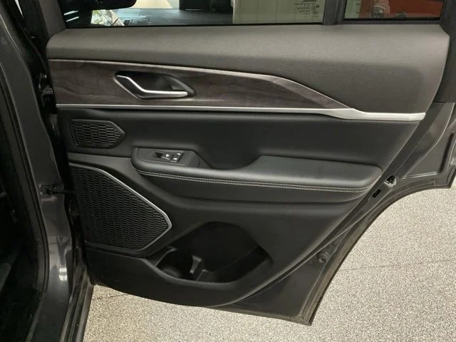 2023 Jeep Grand-Cherokee-L Laredo Altitude 4x4 - Image 23