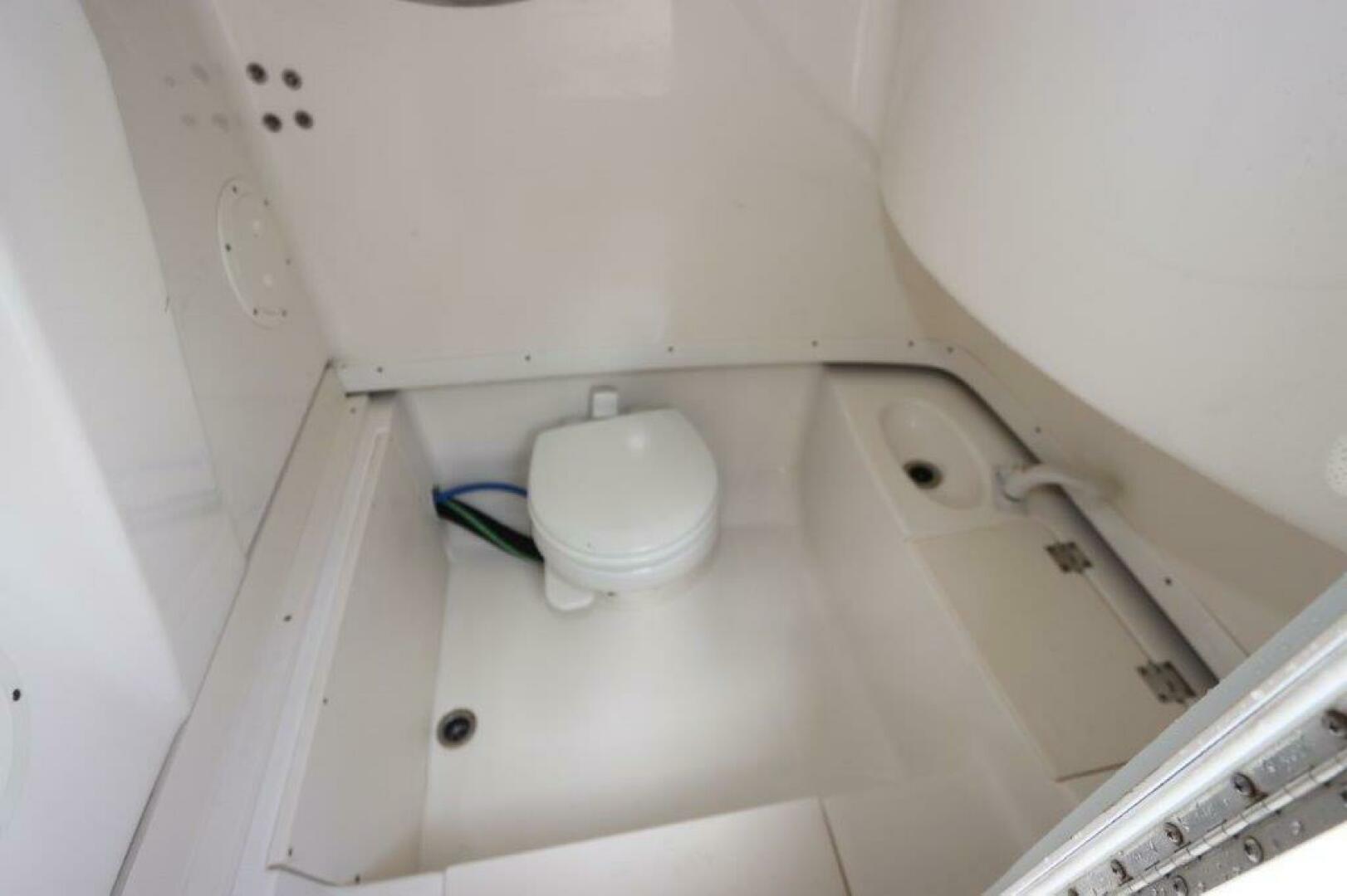 2017 Robalo R260 Center Console - Image 21