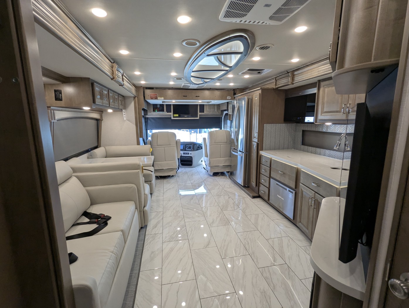 2026 Fleetwood Discovery 38N - Image 43