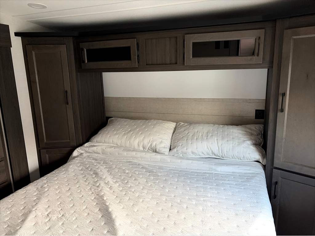 2027 VENTURE RV SPORTTREK 303VIK - Image 17