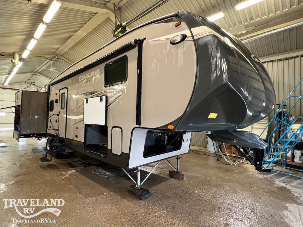 2015 Coachmen Chaparral Signature 327RLKS - Image 1