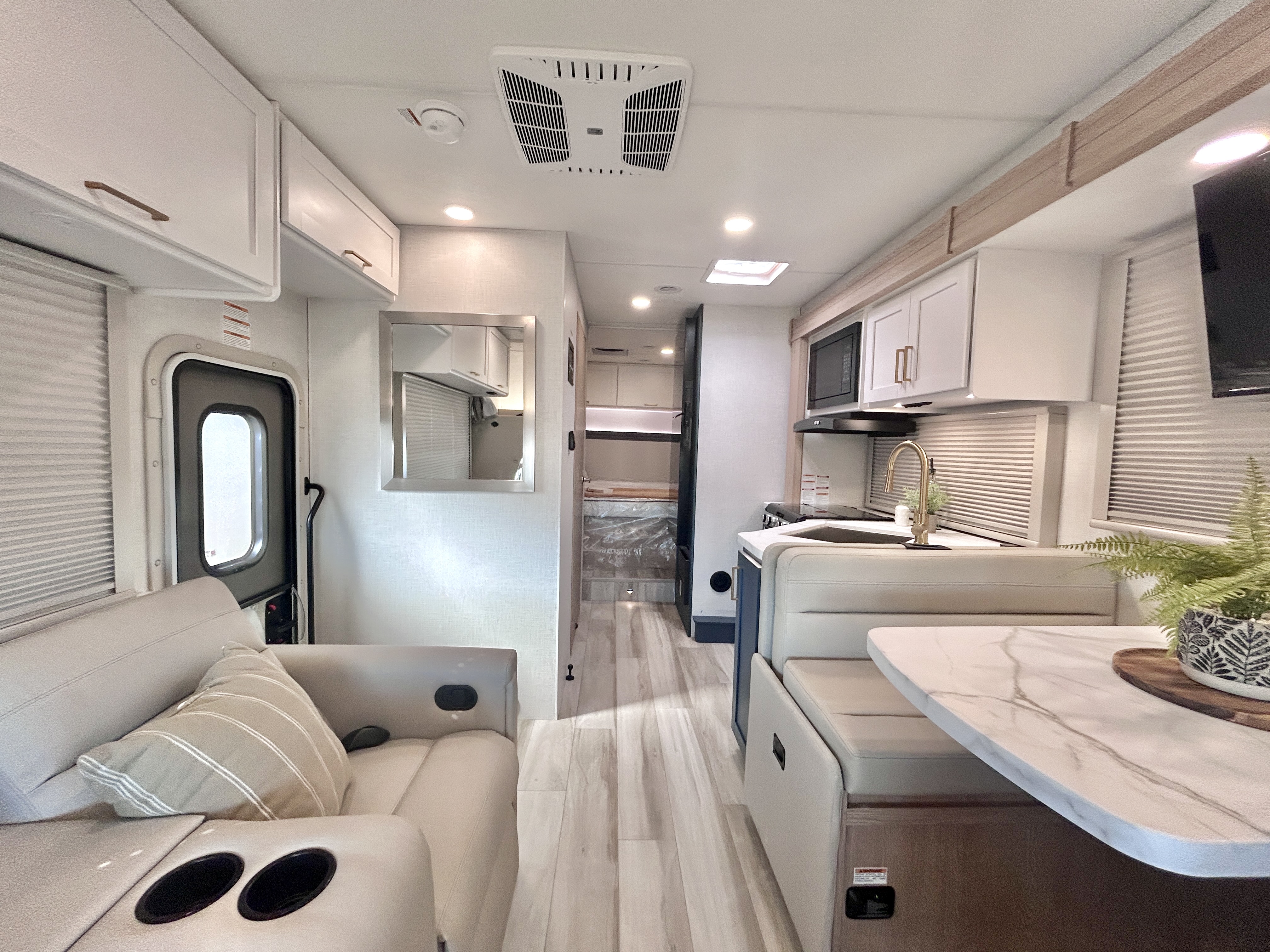 2027 Thor Motor Coach Quantum LC28 - Image 19