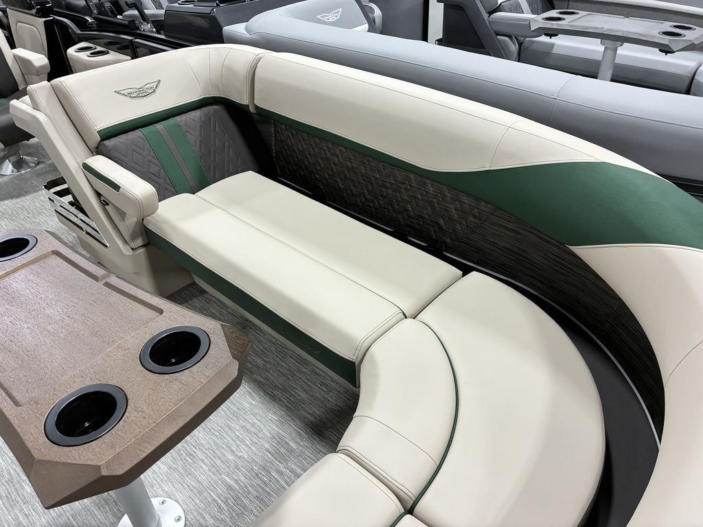 2026 Bennington 24MCSB Carbon Fiber Arch Tritoon Pontoon - Image 27