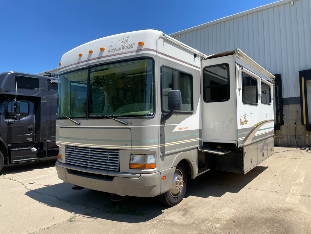2000 Fleetwood Bounder 34T - Image 4
