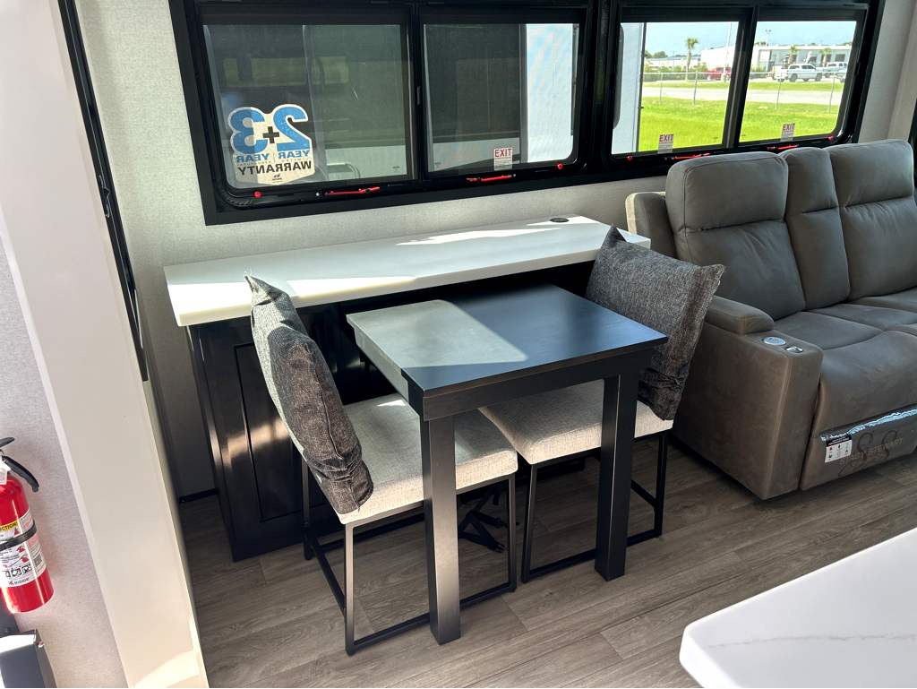 2027 JAYCO PINNACLE 32RLTS - Image 9