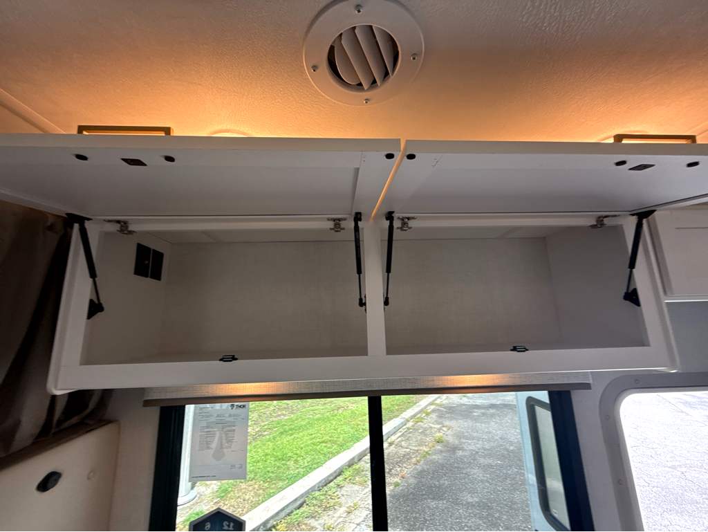 2027 THOR MOTOR COACH MAGNITUDE GA31 - Image 13