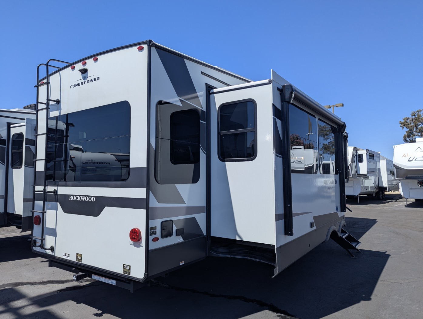 2026 Forest River Rockwood Signature R361RLS - Image 5