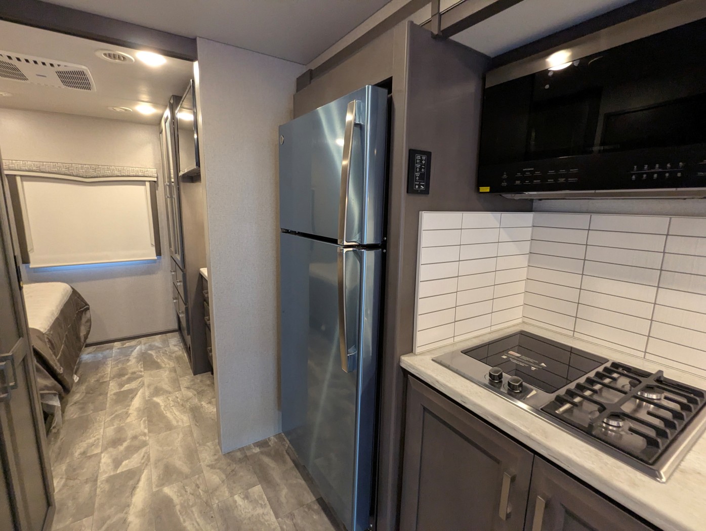 2024 Thor Motor Coach Omni XG32 - Image 25