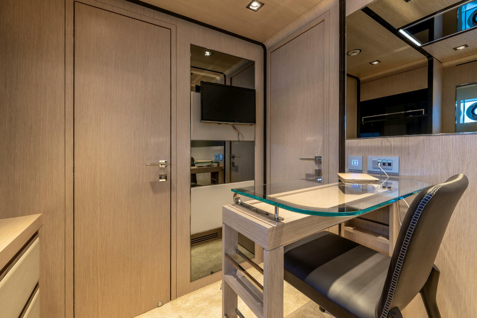 2018 Dominator Yachts Dominator Ilumen Base - Image 26