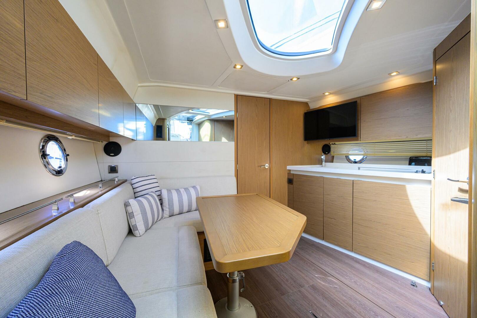 2003 Jupiter 31 Cuddy - Image 15