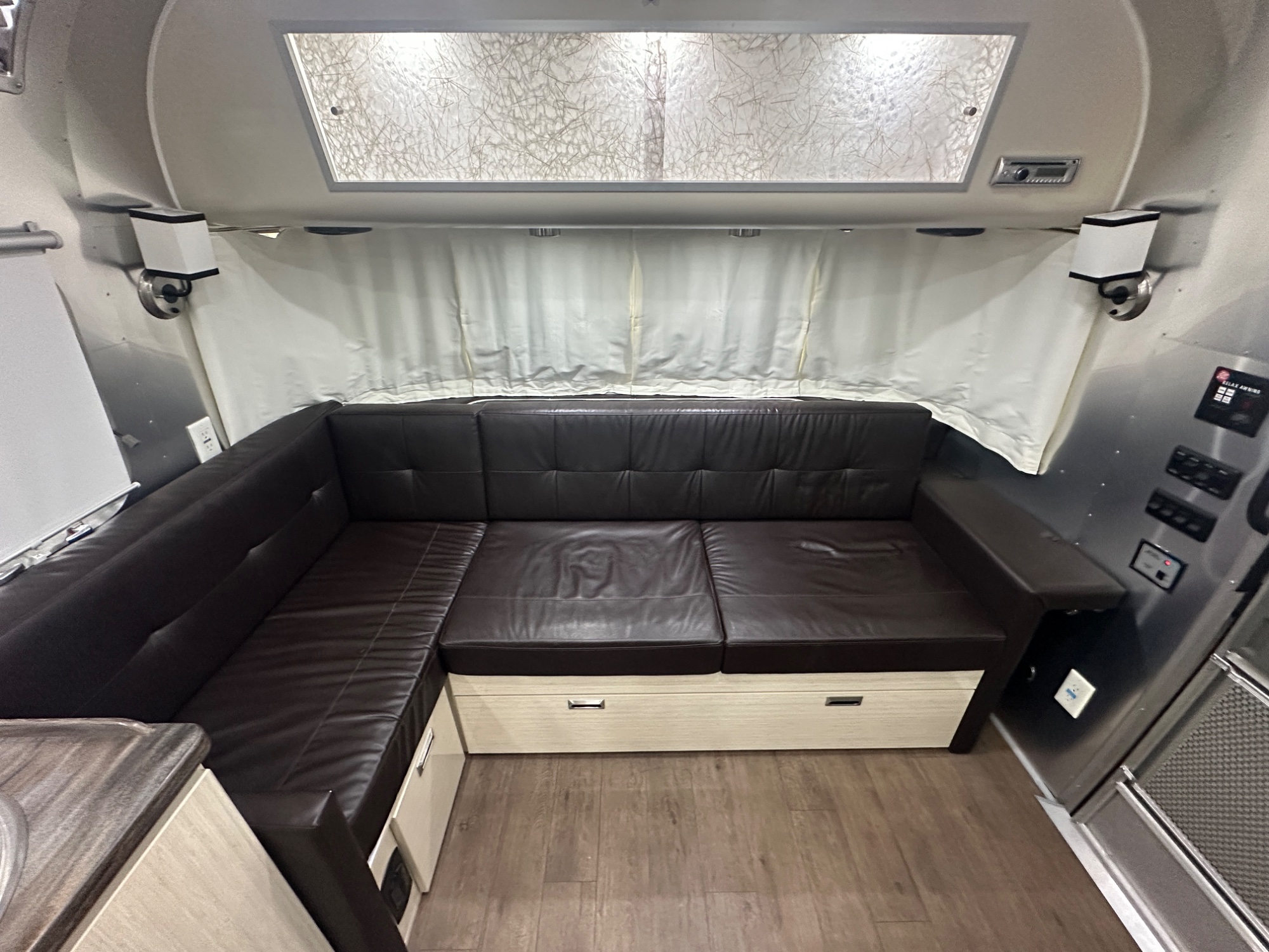 2019 Airstream International Serenity 28RBQ - Image 10