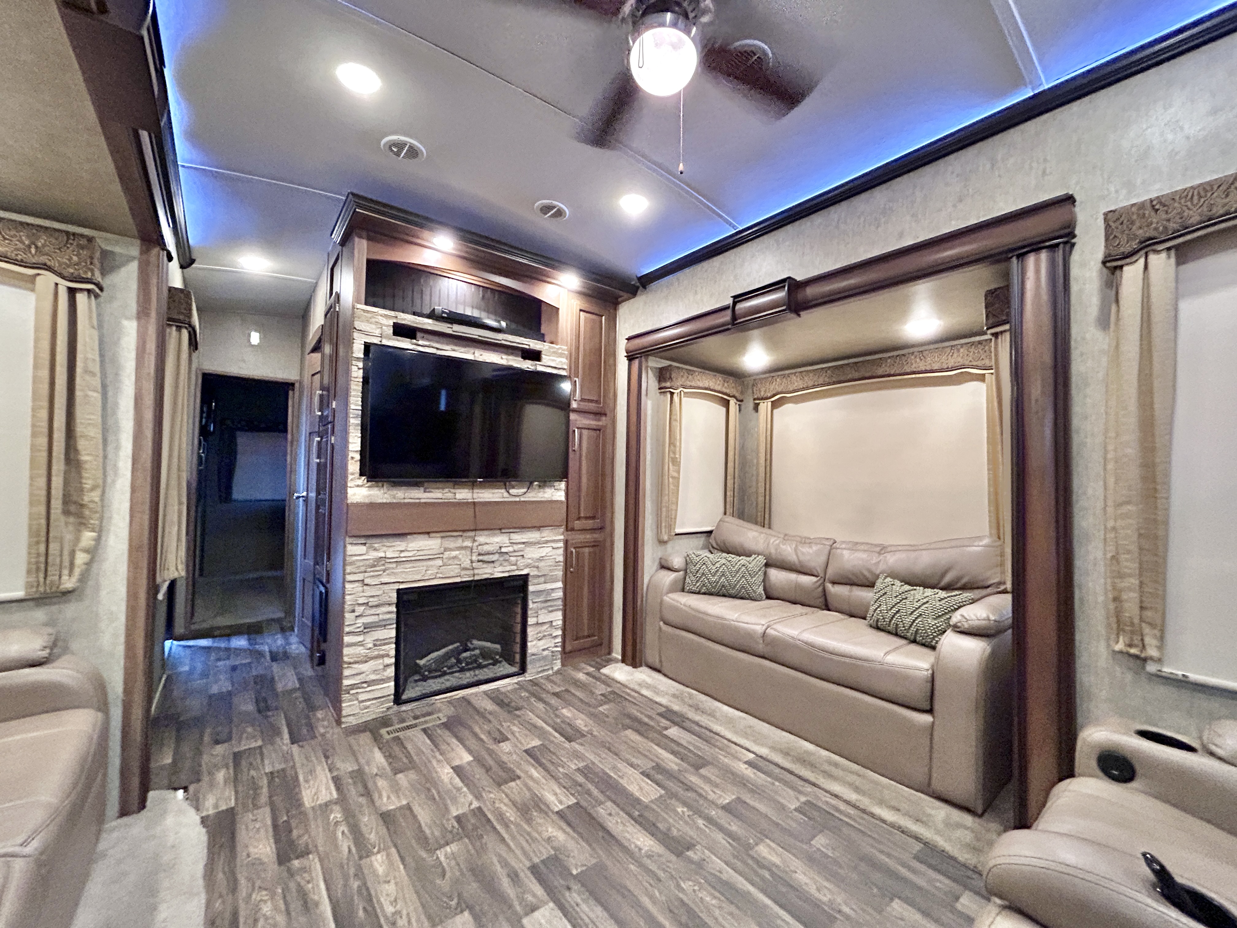 2017 Keystone Montana 3820FK - Image 11