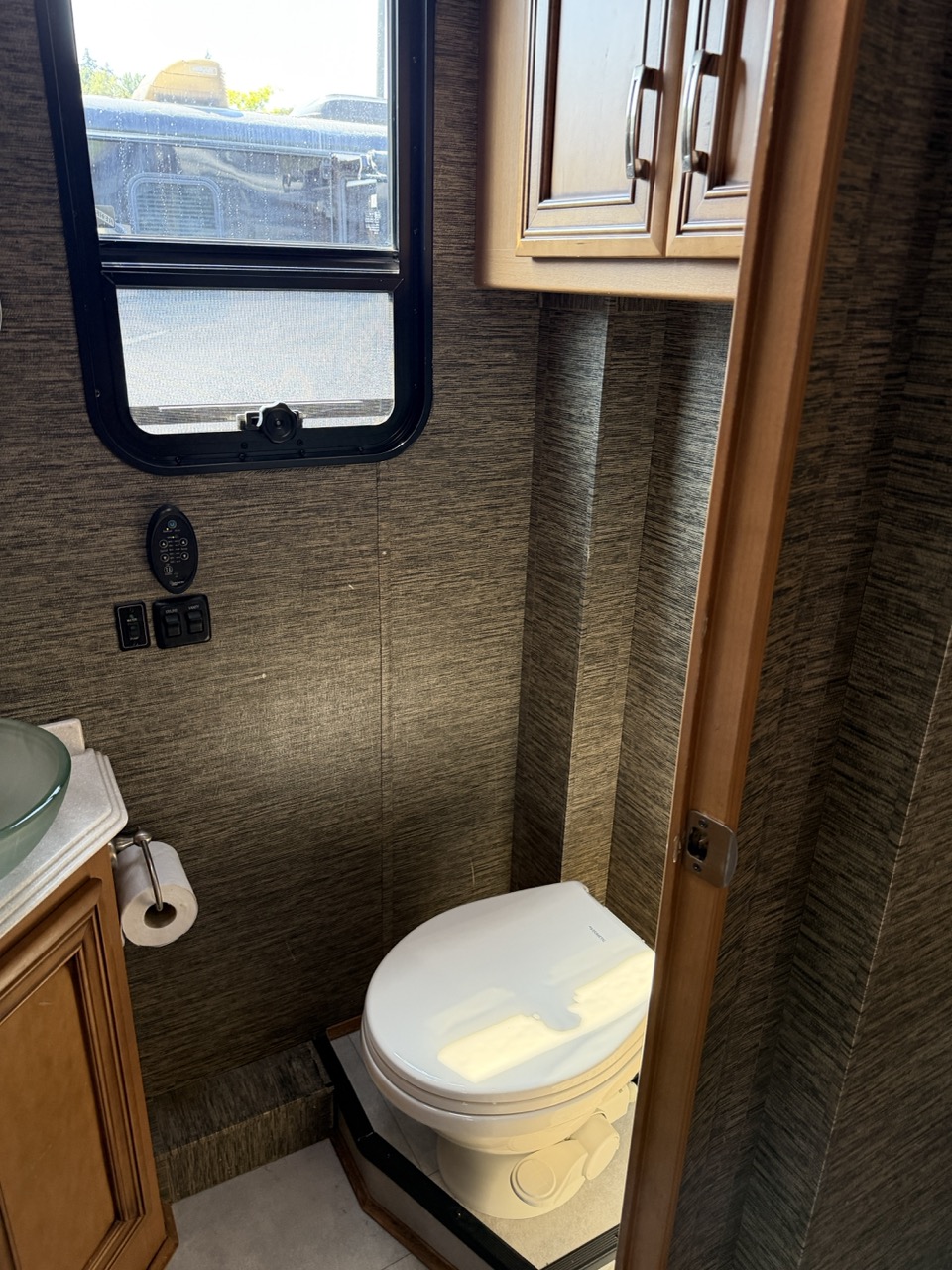 2016 Newmar Ventana LE 4044 - Image 28