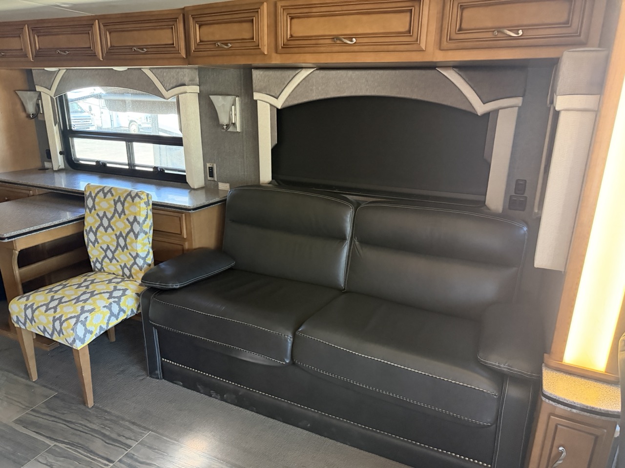 2015 Newmar Ventana 3636 - Image 8