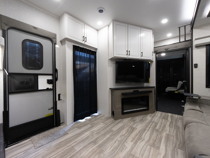 2025 Jayco Seismic Luxury Series 4113 - Image 9