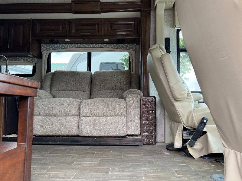 2020 Thor Motor Coach Miramar 32.2 - Image 3