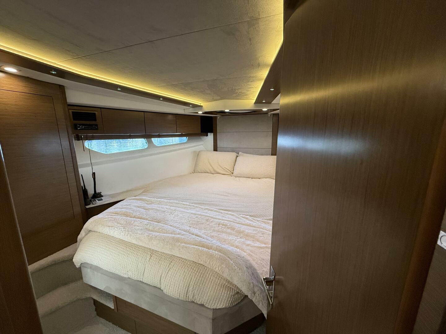 2014 Cruisers Yachts 45 Cantius - Image 26