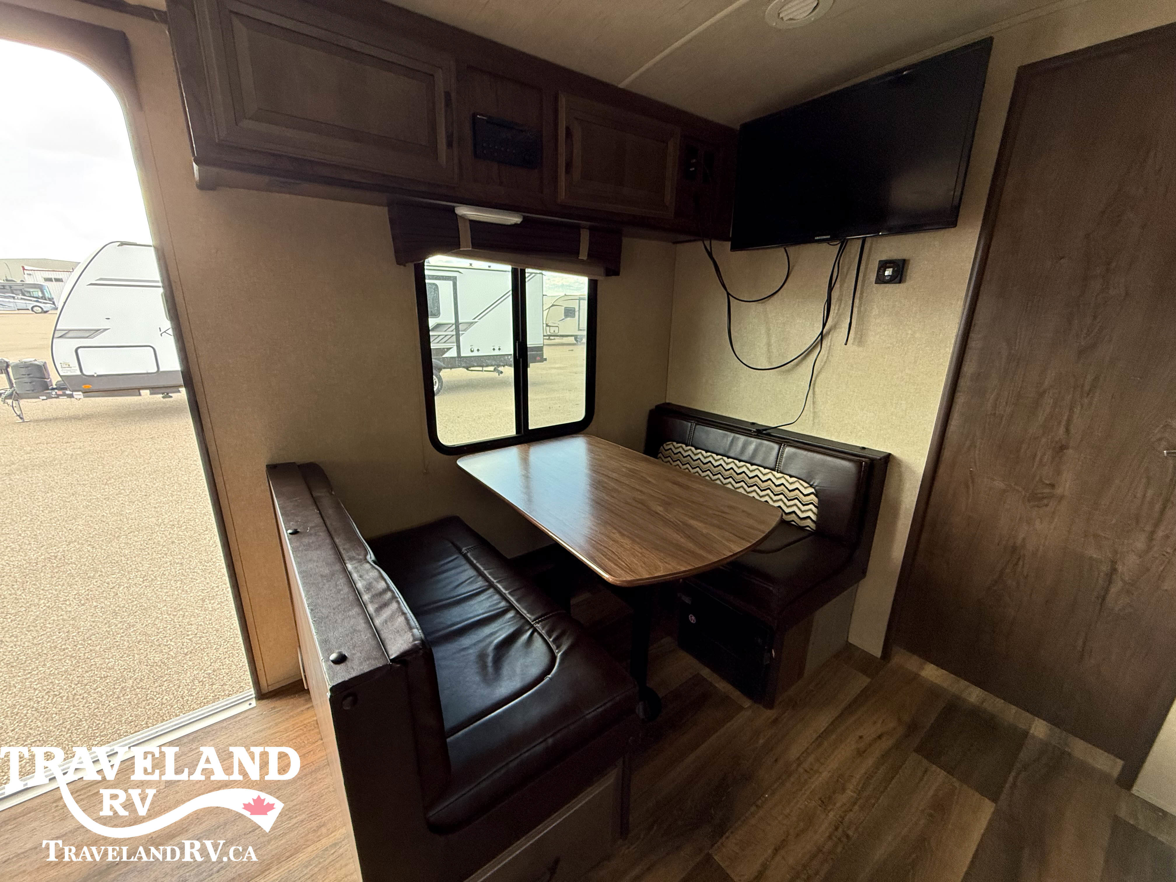 2017 Cruiser RV Radiance Touring R-24VSD - Image 12
