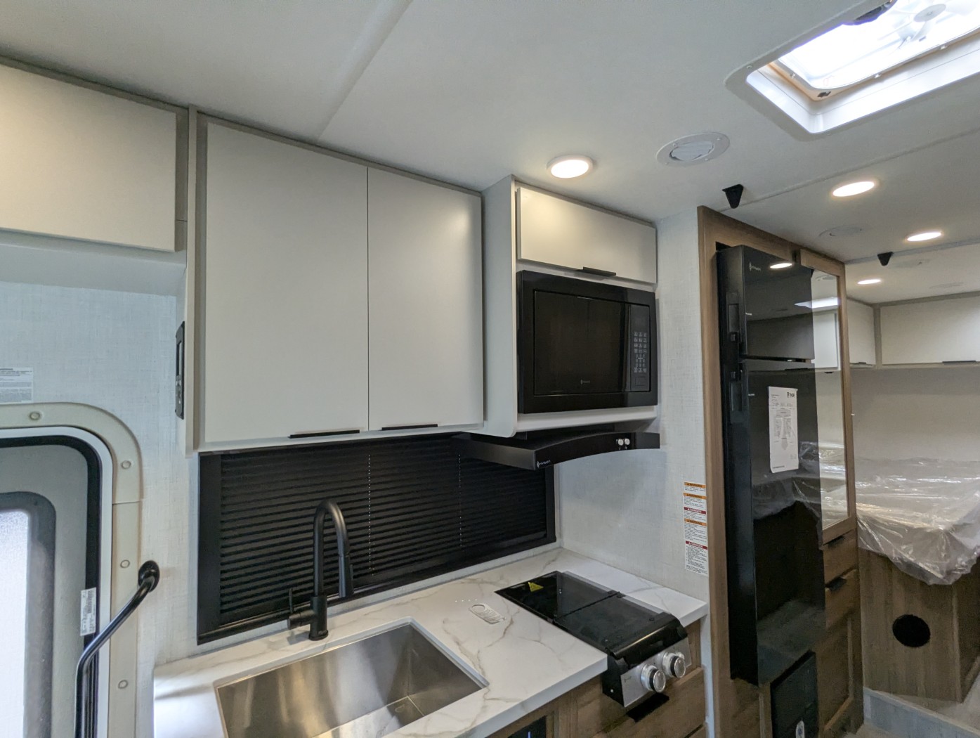 2027 Thor Motor Coach Four Winds 25Z - Image 13