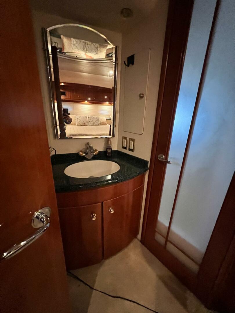 2000 Carver 506 Motor Yacht - Image 21