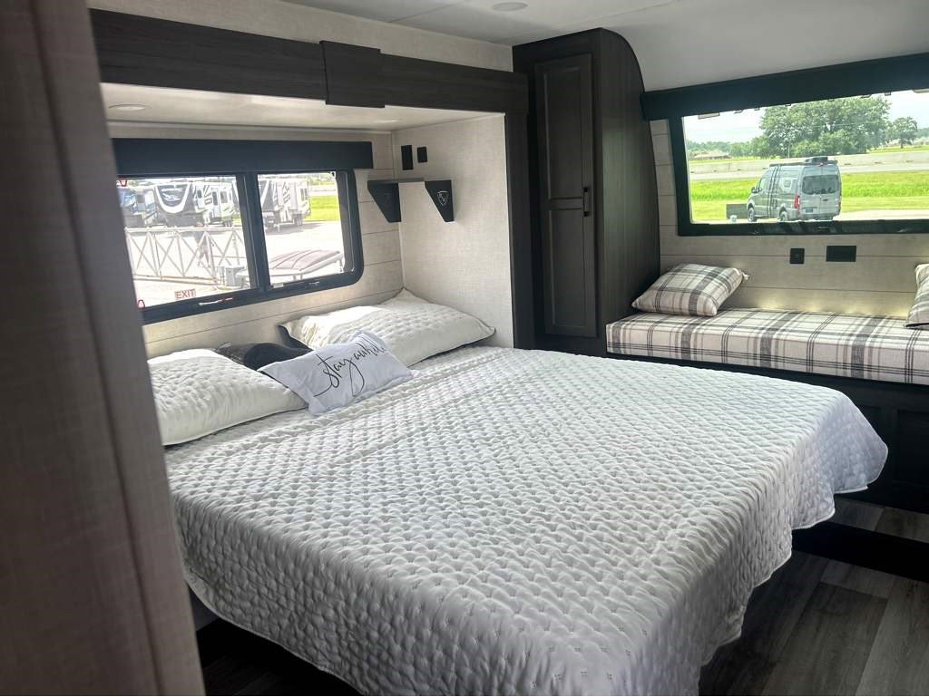 2026 VENTURE RV SPORTTREK 353VRK - Image 16