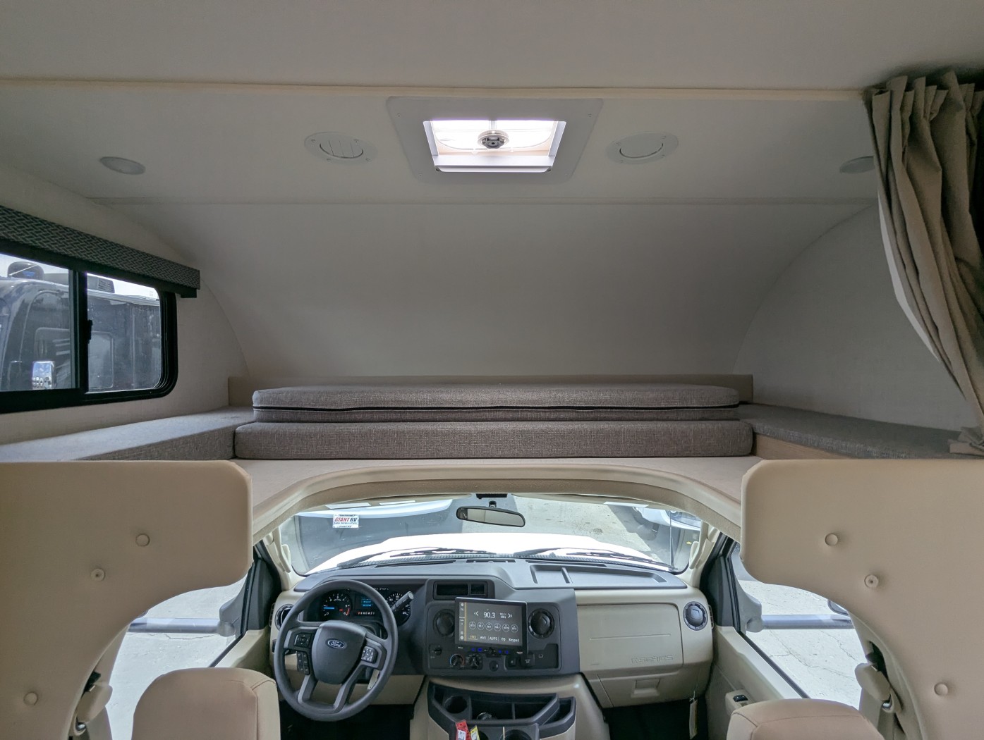 2027 Thor Motor Coach Four Winds 28Z - Image 10