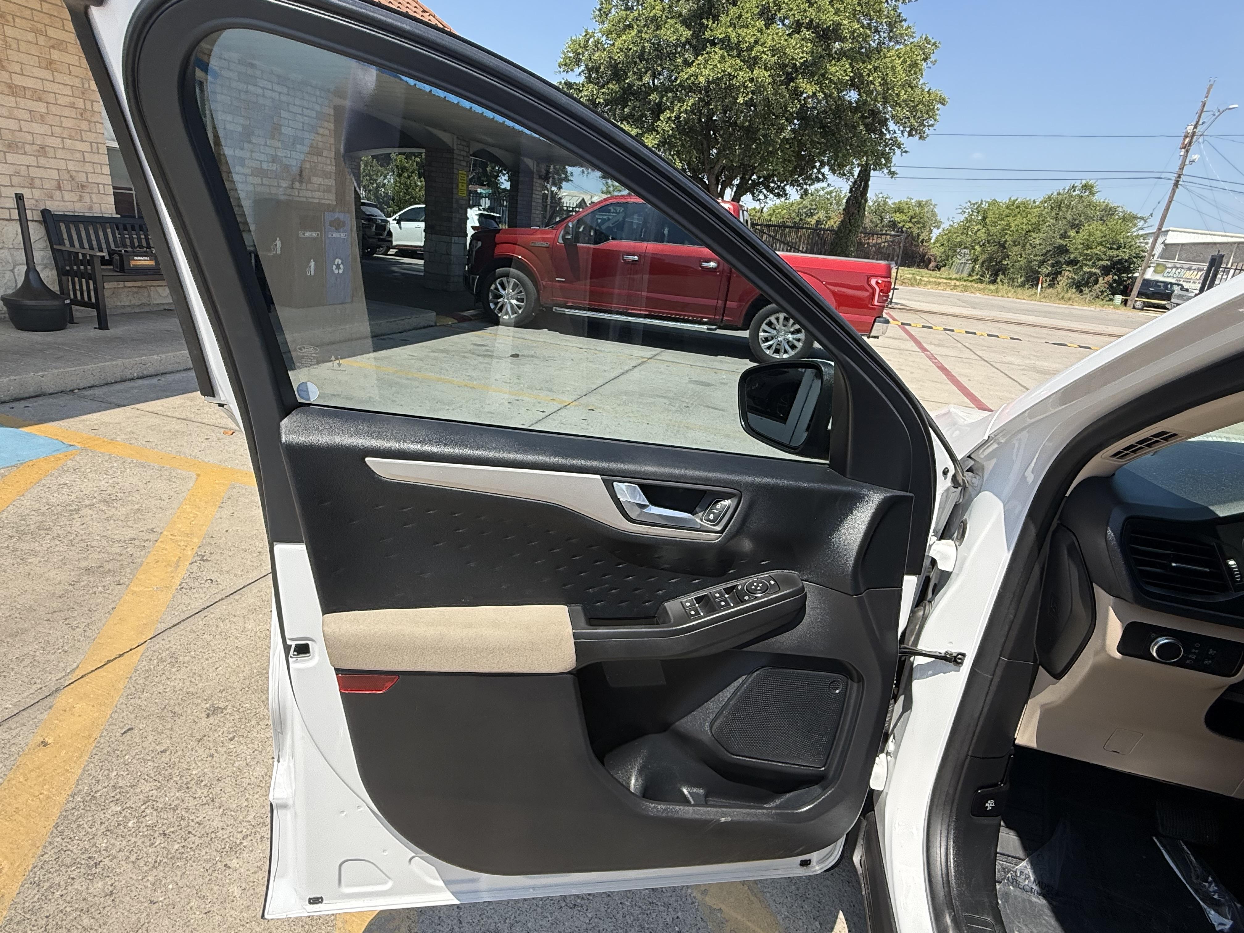 2020 Ford Escape Utility 4D SE 2WD - Image 29