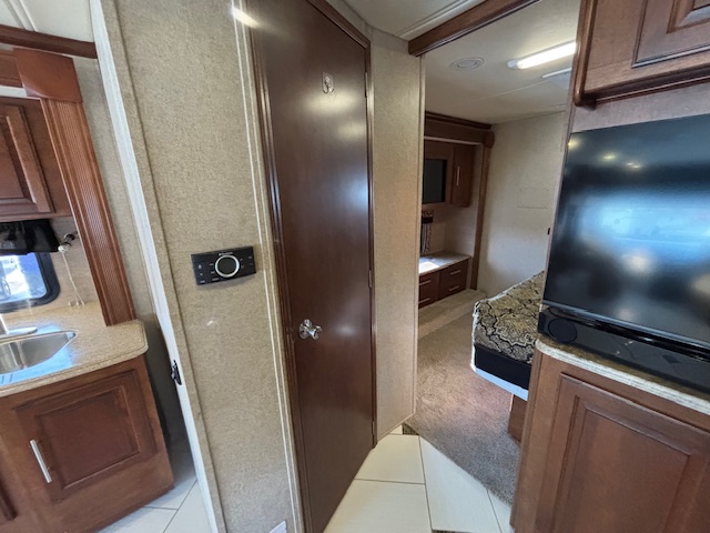 2014 Coachmen Cross Country 404RB - Image 24