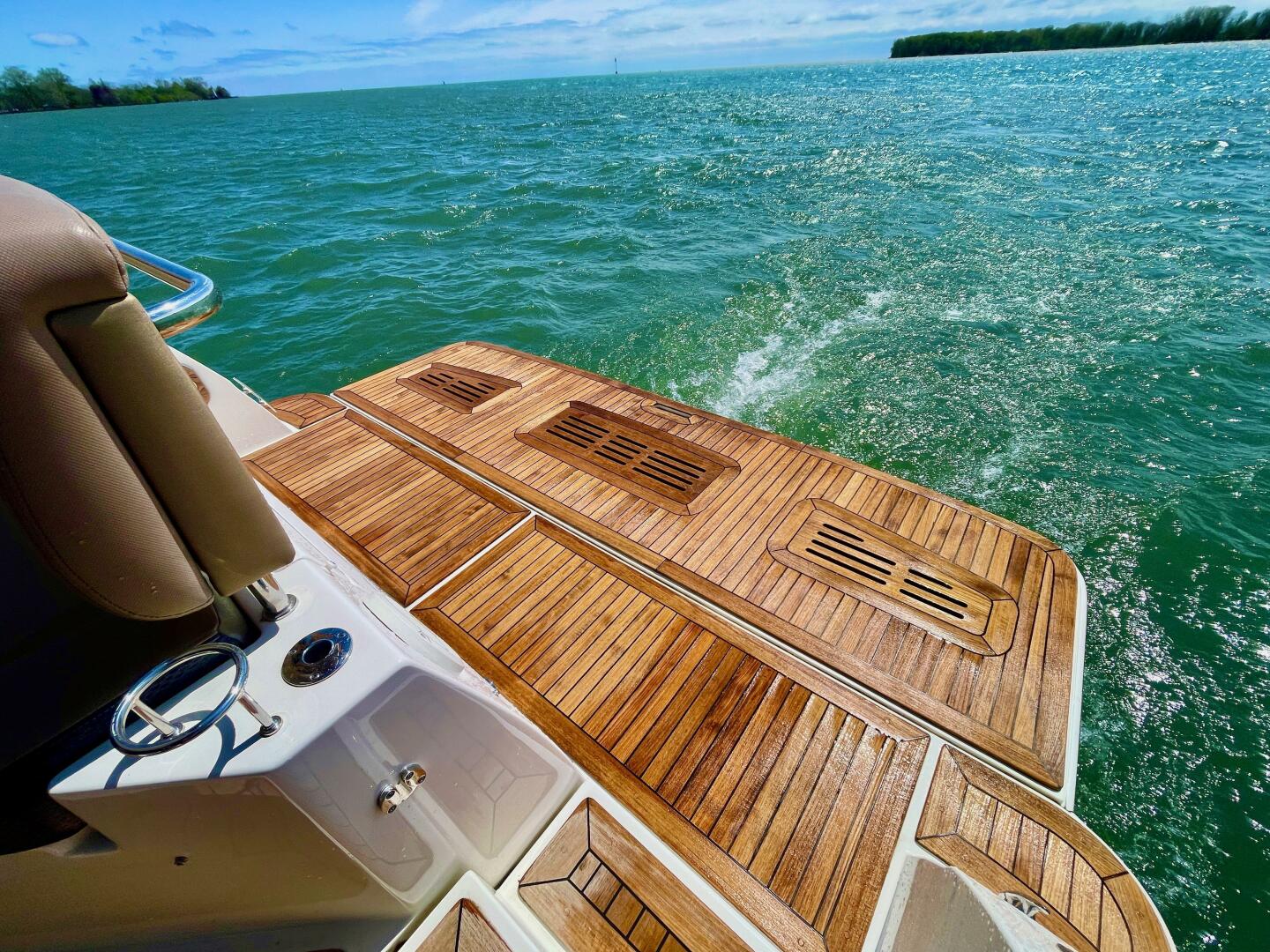 2017 Sea Ray 400 Sundancer - Image 17