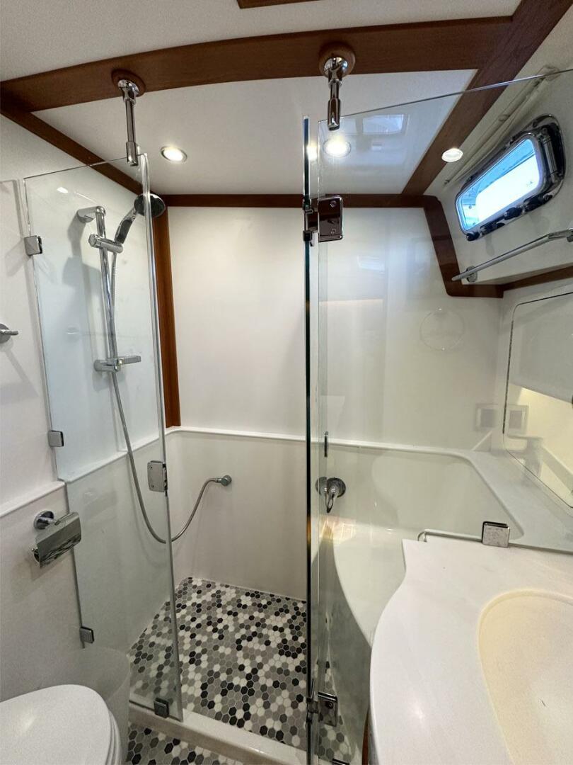 2018 Sabre 48 Flybridge Sedan - Image 21