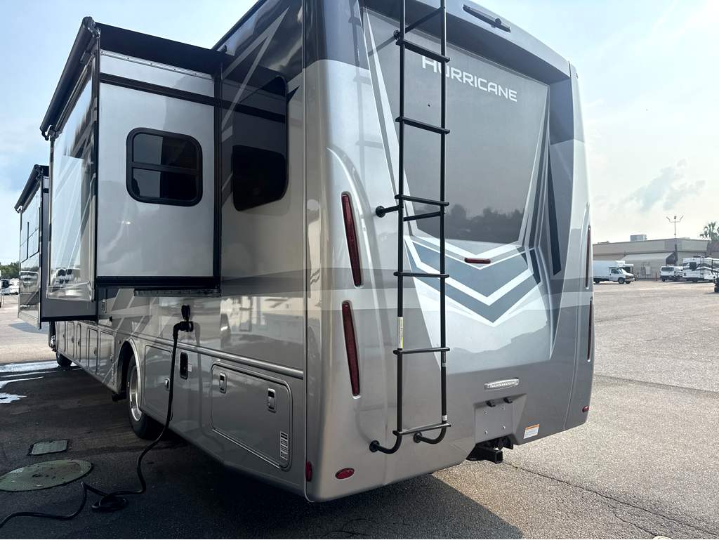 2027 THOR MOTOR COACH HURRICANE 36H - Image 3