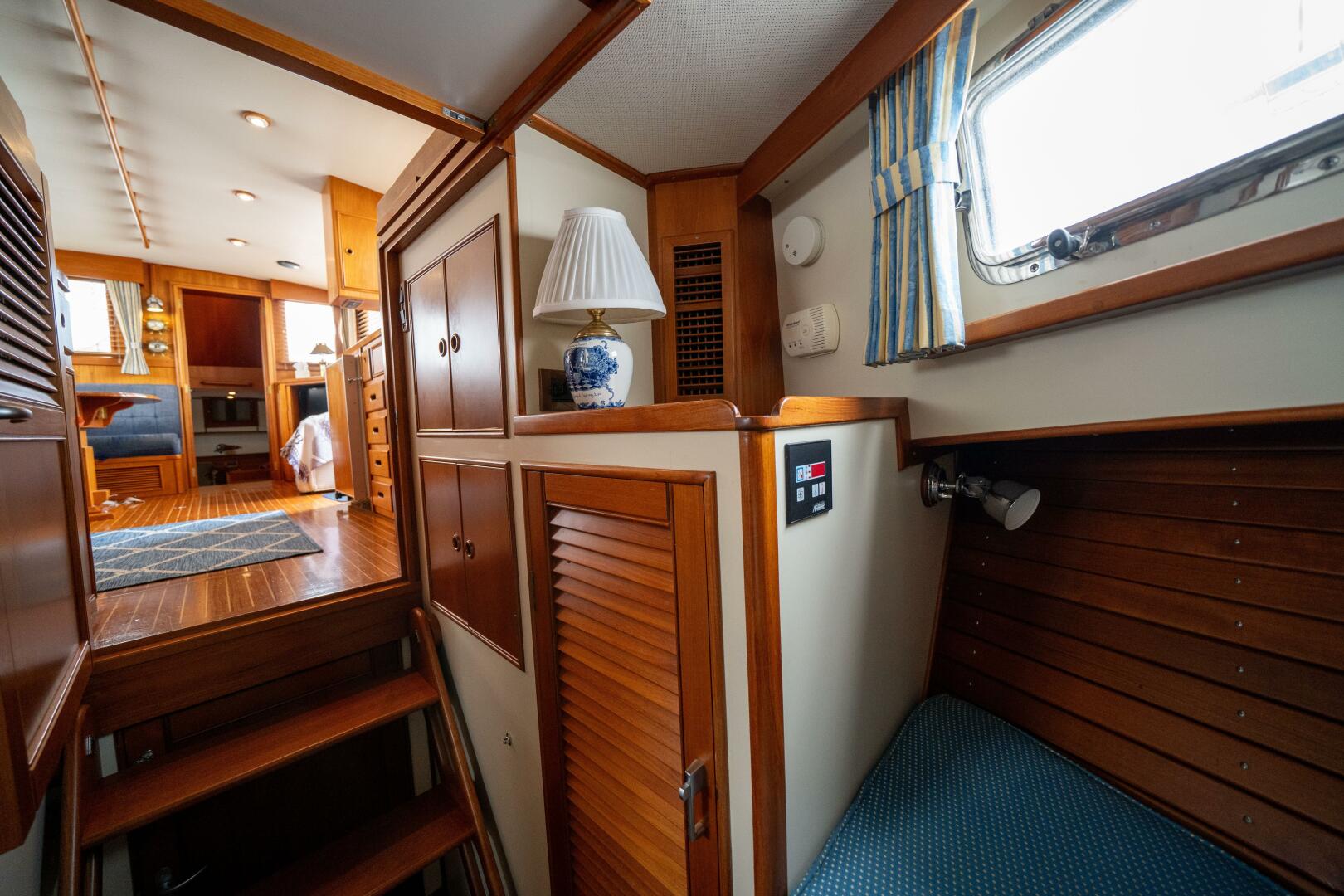 2001 Grand Banks 42 Classic - Image 31