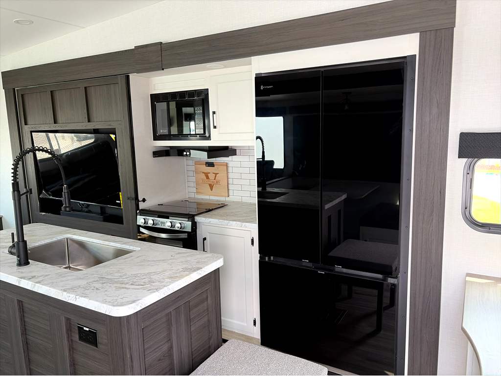 2027 VENTURE RV SPORTTREK 303VIK - Image 8
