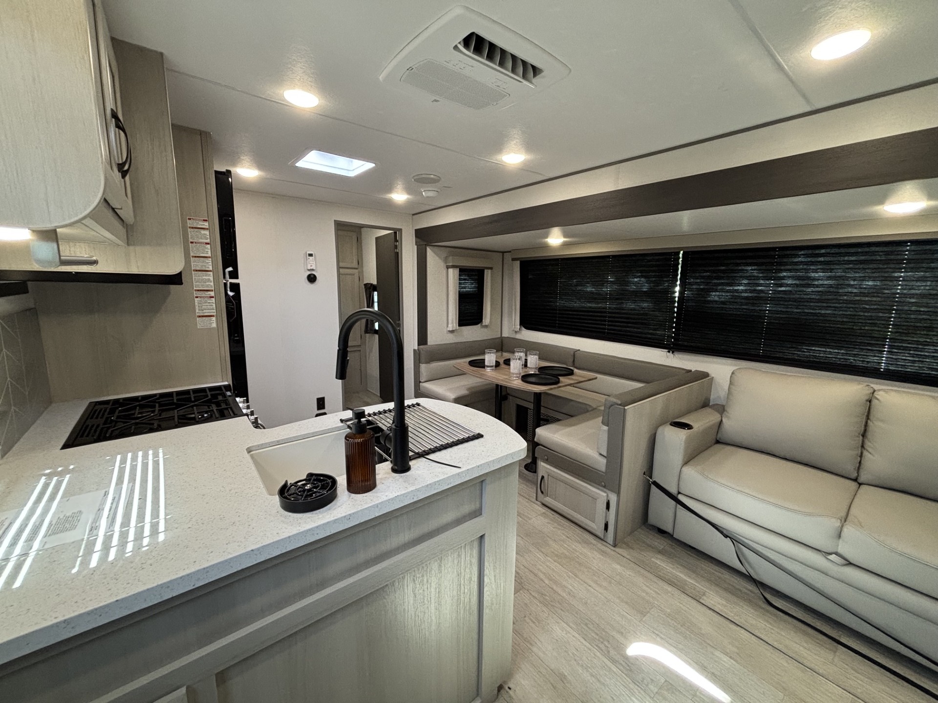 2027 Coachmen Catalina Legacy Edition 293TQBSCK - Image 10