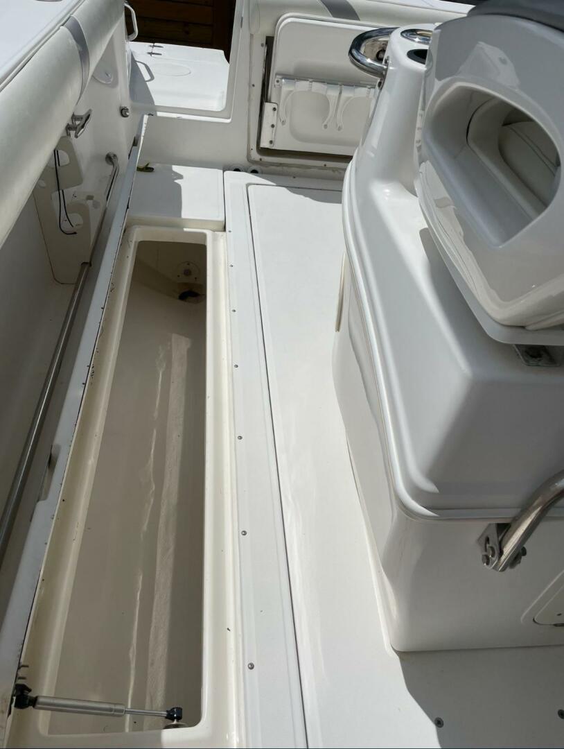 2005 Boston Whaler 320 Outrage - Image 6