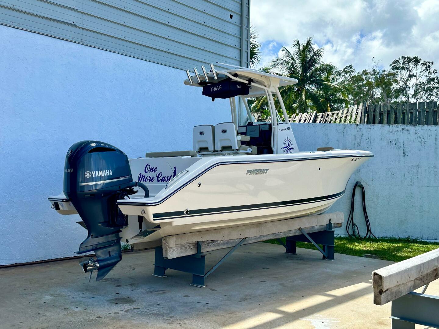 2016 PURSUIT C 238 Center Console Base - Image 9