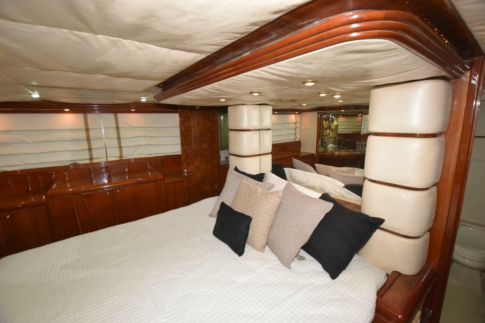 1998 Hatteras 74 Sportdeck - Image 8