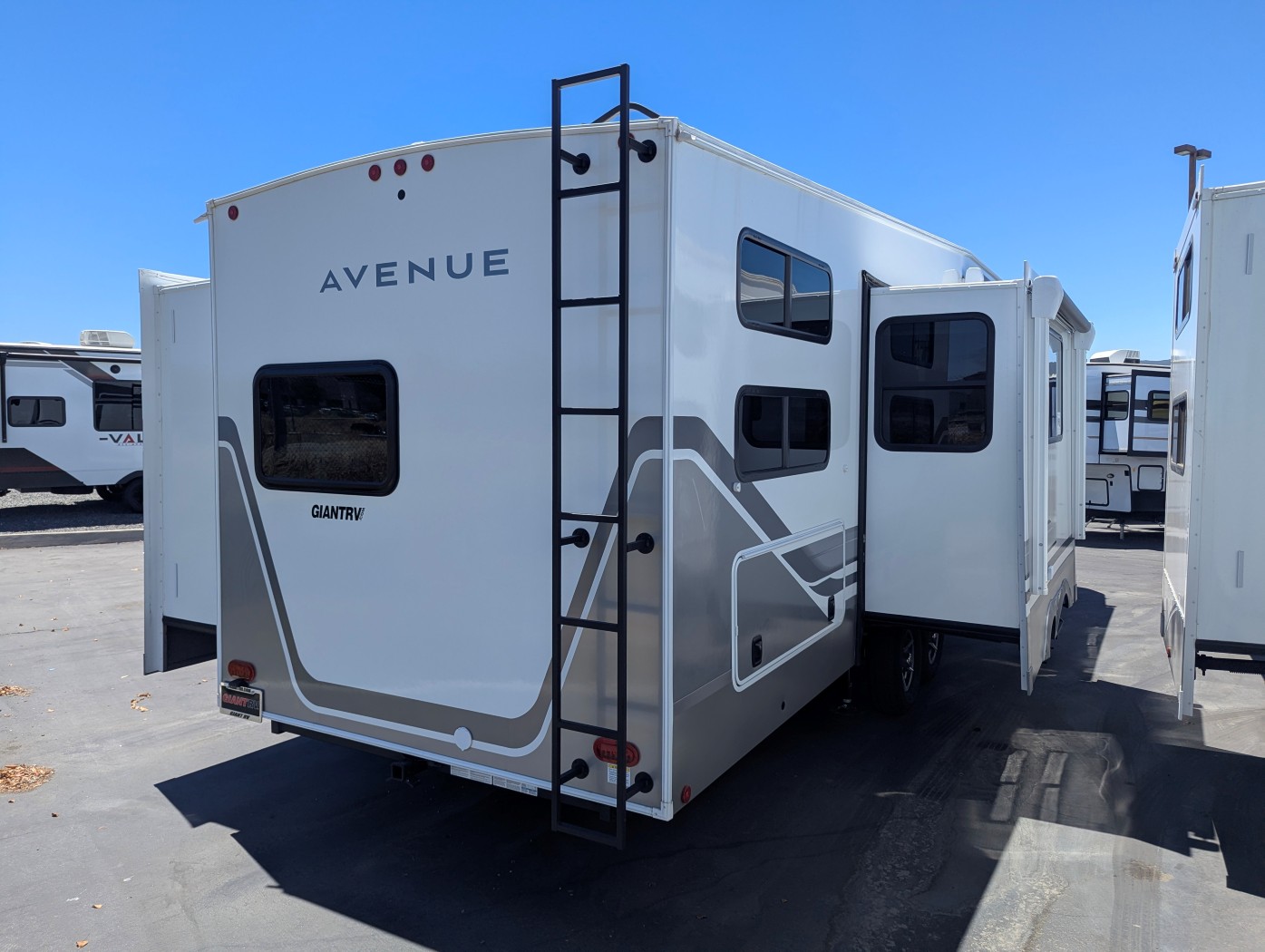 2027 Alliance RV Avenue 30BH - Image 15