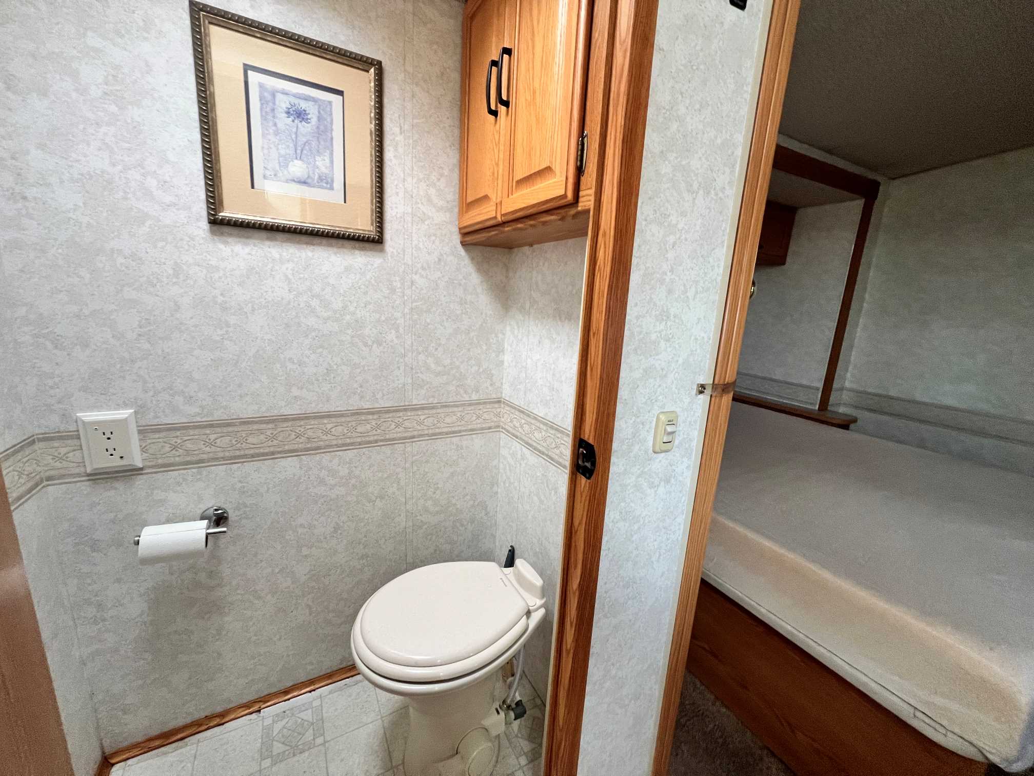 2004 Winnebago Brave 32V - Image 18